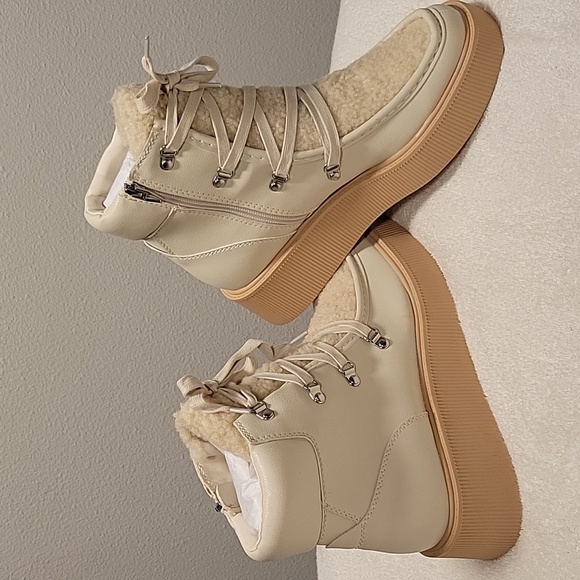 NEW, DOLCE VITA JASMIN LACE-UP SHERPA BOOT IN IVORY STELLA - Picture 1 of 11